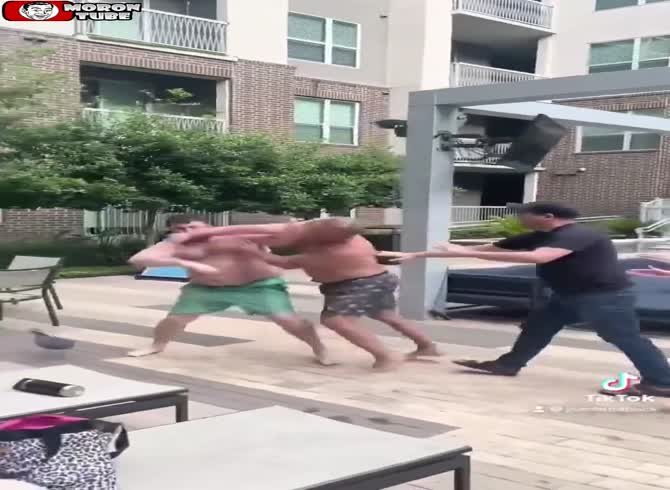 Video :Two scrawny dads quarrel beside the swimming pool